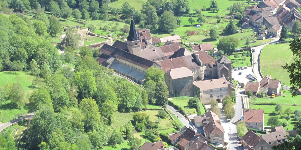 Le village de Baume-les-Messieurs et son abbaye, vus d'en haut depuis le belvédère