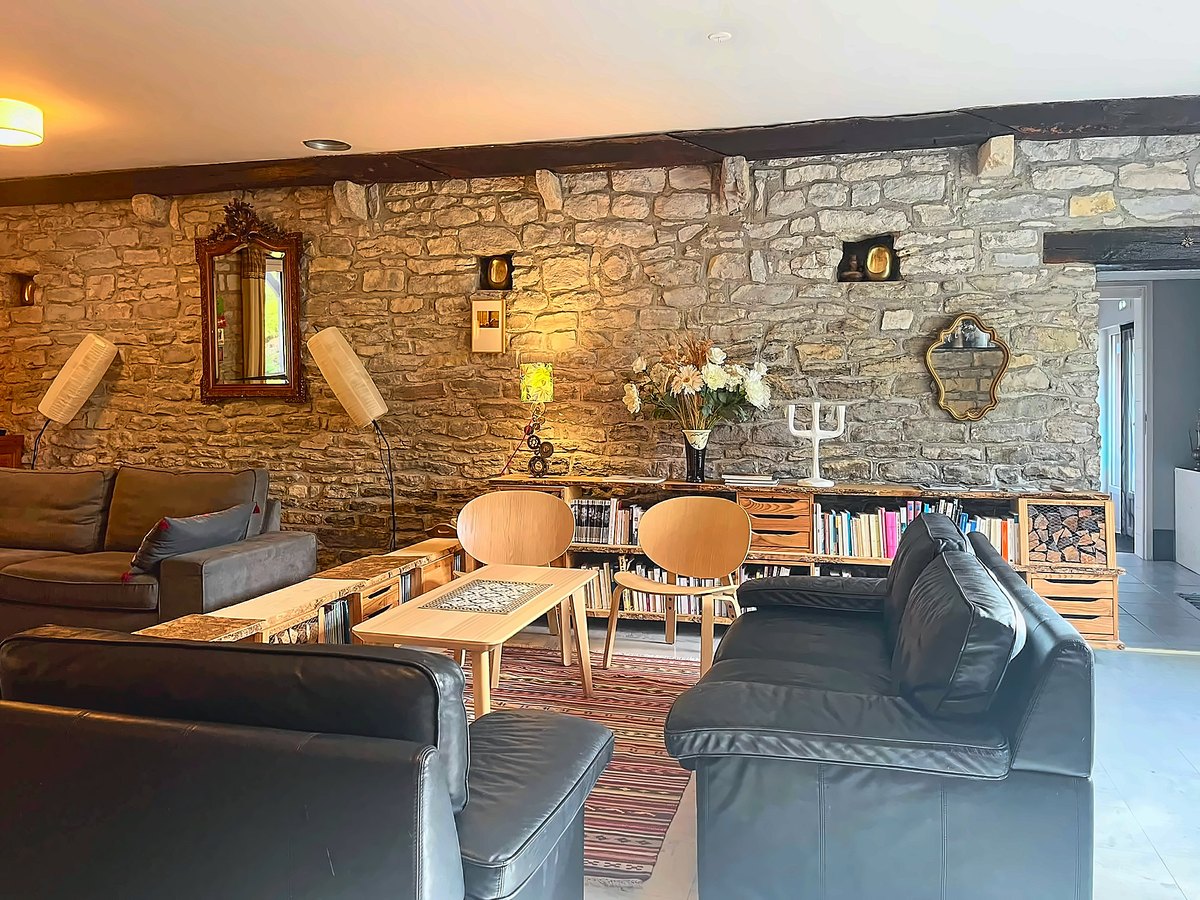 Le salon et son mur de pierre