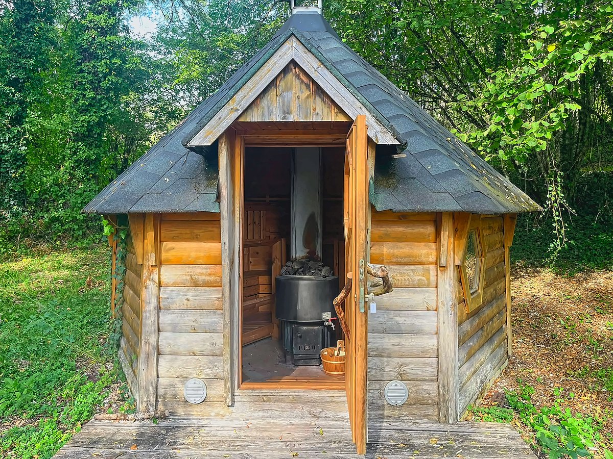Le kota sauna finlandais, porte ouverte sur son poêle
